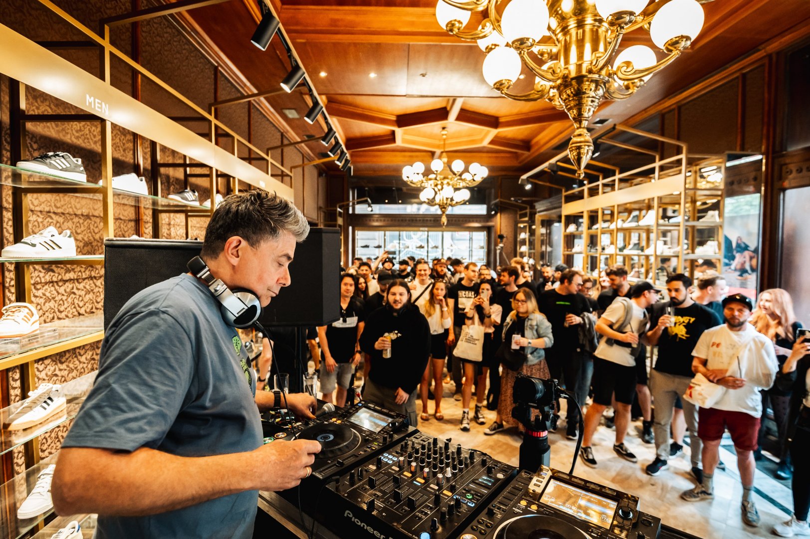 LONDON ELEKTRICITY POP-UP X FOOTSHOP | ROXY Prague