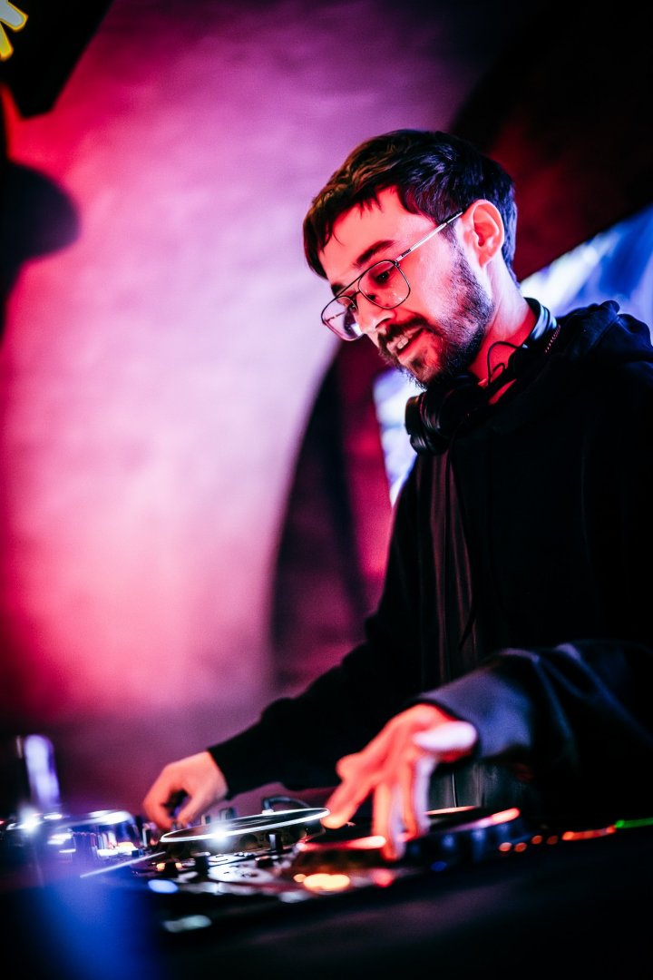 ELY OAKS | ROXY Prague