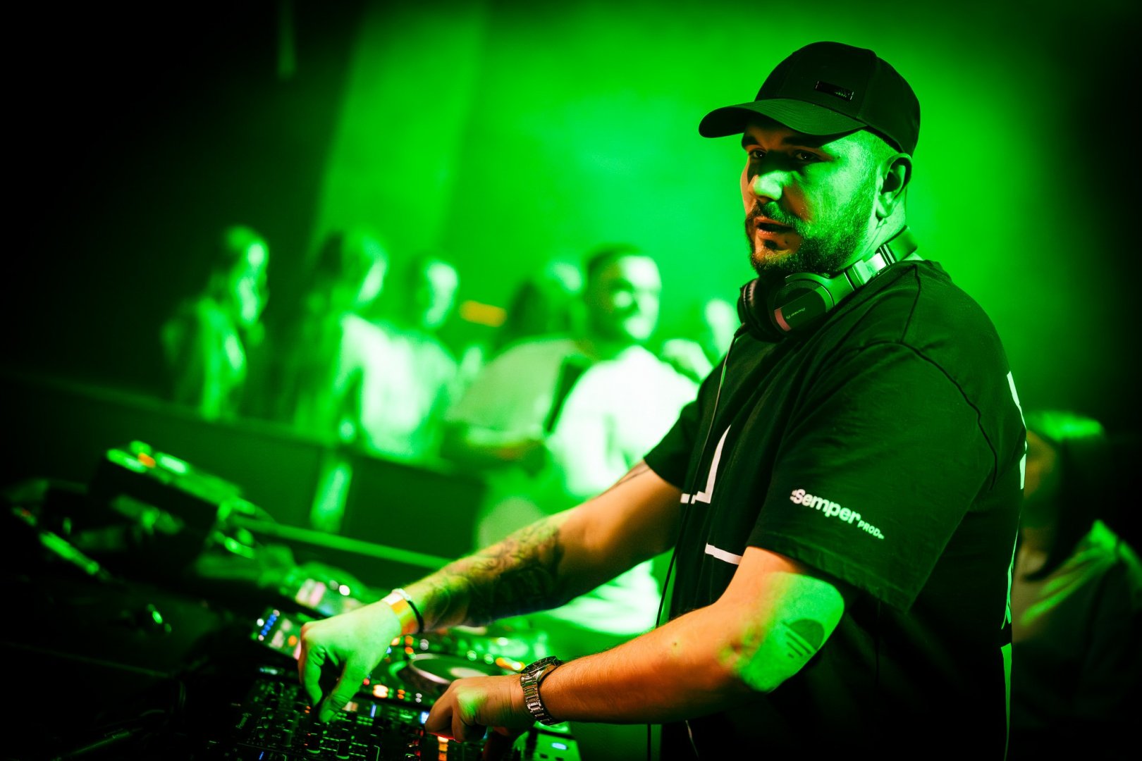 ELY OAKS | ROXY Prague