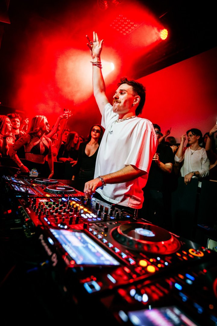 ELY OAKS | ROXY Prague