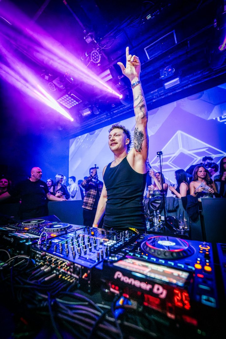 ELY OAKS | ROXY Prague