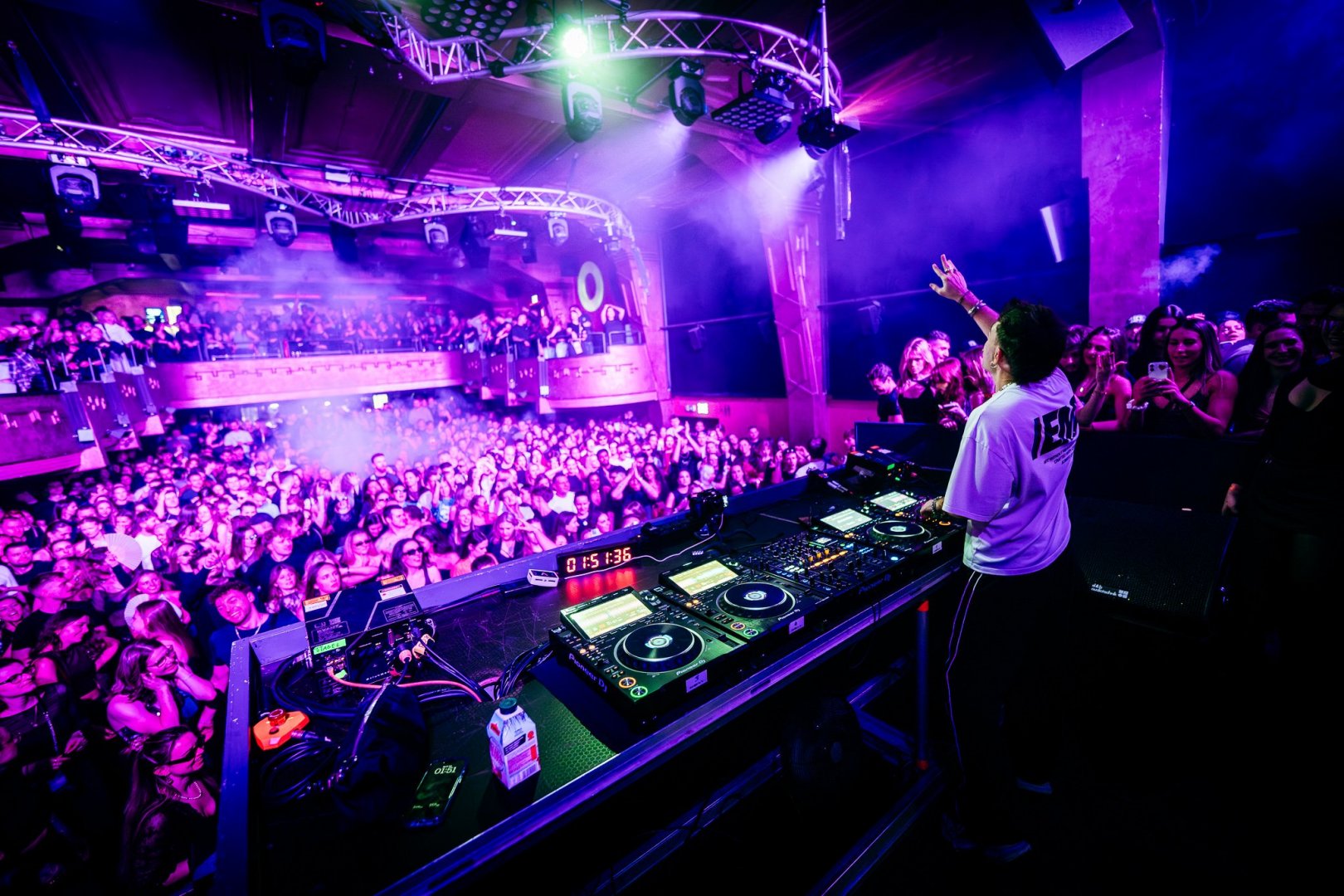 ELY OAKS | ROXY Prague