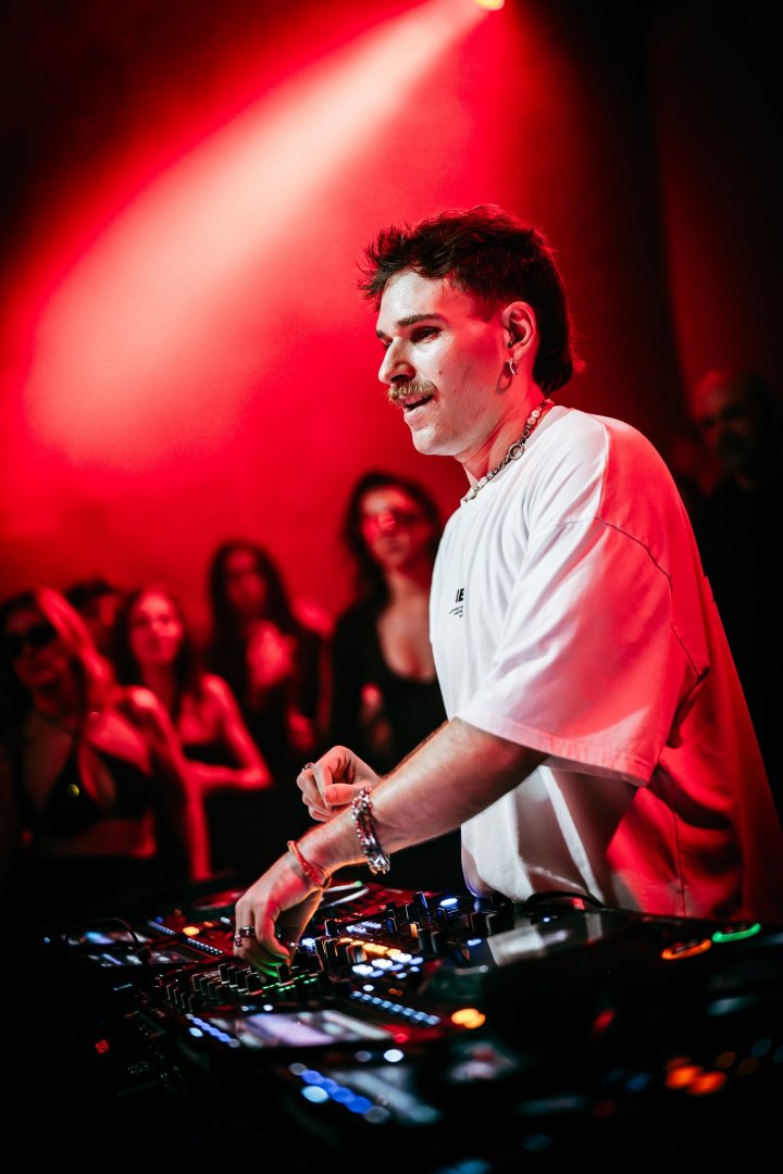 ELY OAKS | ROXY Prague