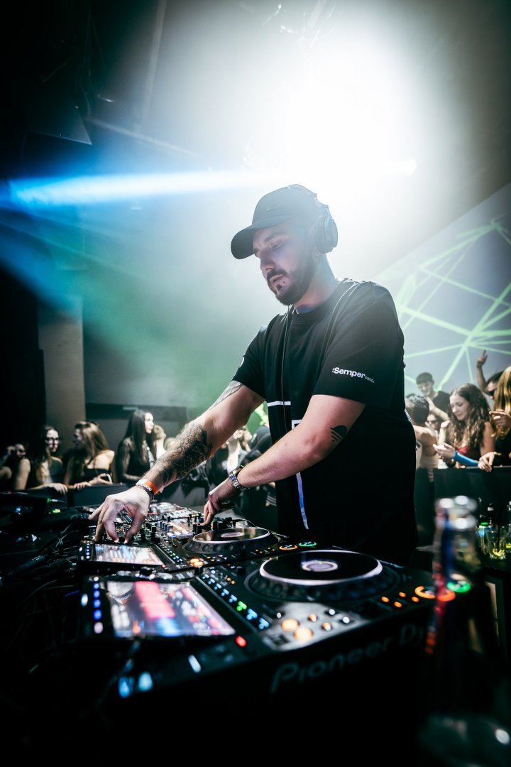 ELY OAKS | ROXY Prague