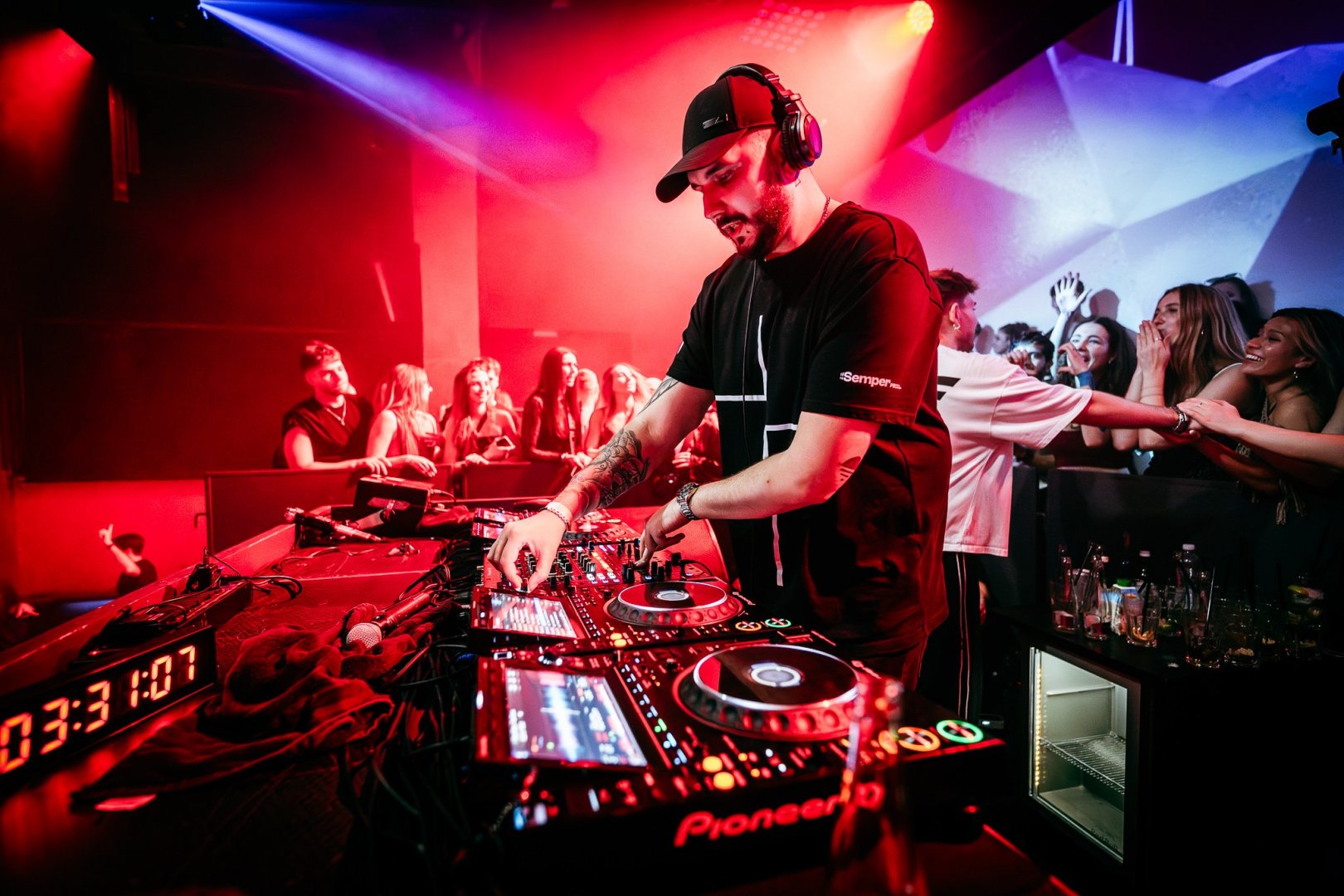 ELY OAKS | ROXY Prague